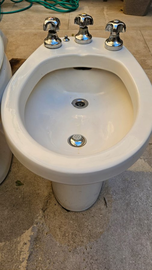 Combo inodoro, bidet y lavatorio ferrum con griferia fv (usado), foto 2 de 3