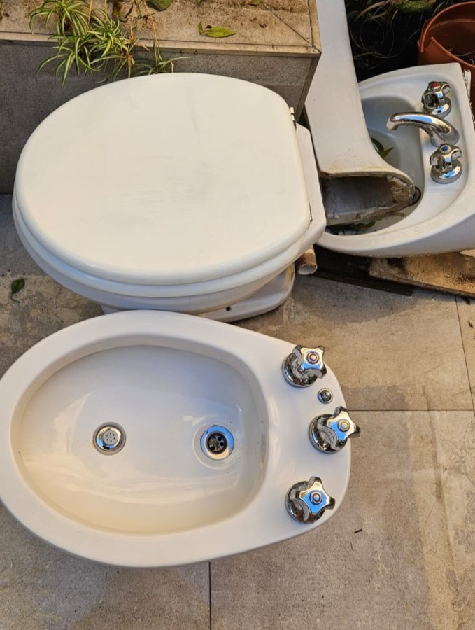 Combo inodoro, bidet y lavatorio ferrum con griferia fv (usado), foto 3 de 3