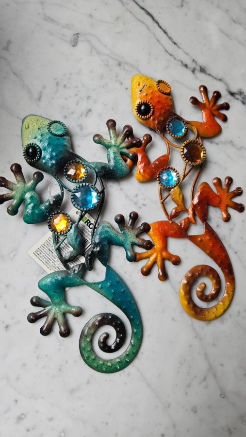 Iguana nueva de metal