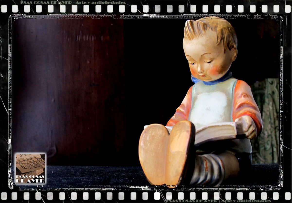 Antigua figura Goebel / Hummel "Book Worm Boy"