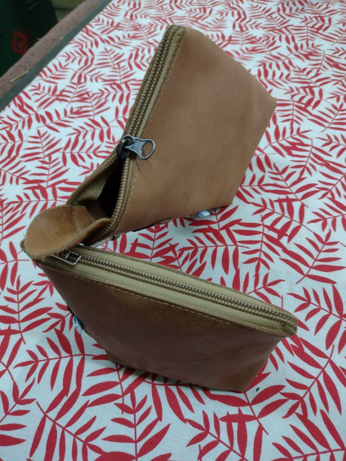 Yerbera con porta- bombilla de cuero