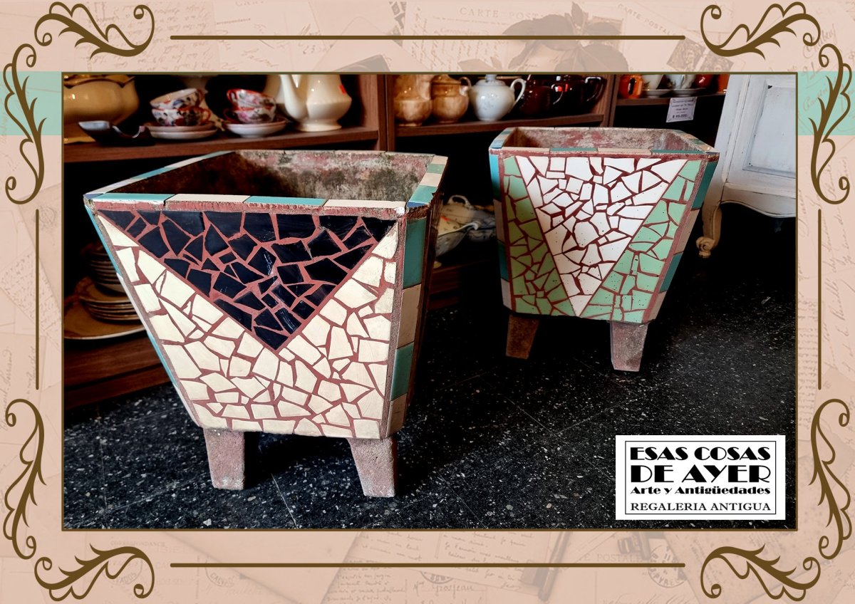 Dos antiguas macetas de cemento y azulejos