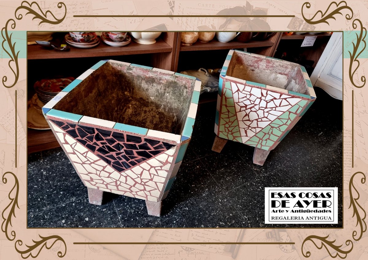 Dos antiguas macetas de cemento y azulejos, foto 2 de 3