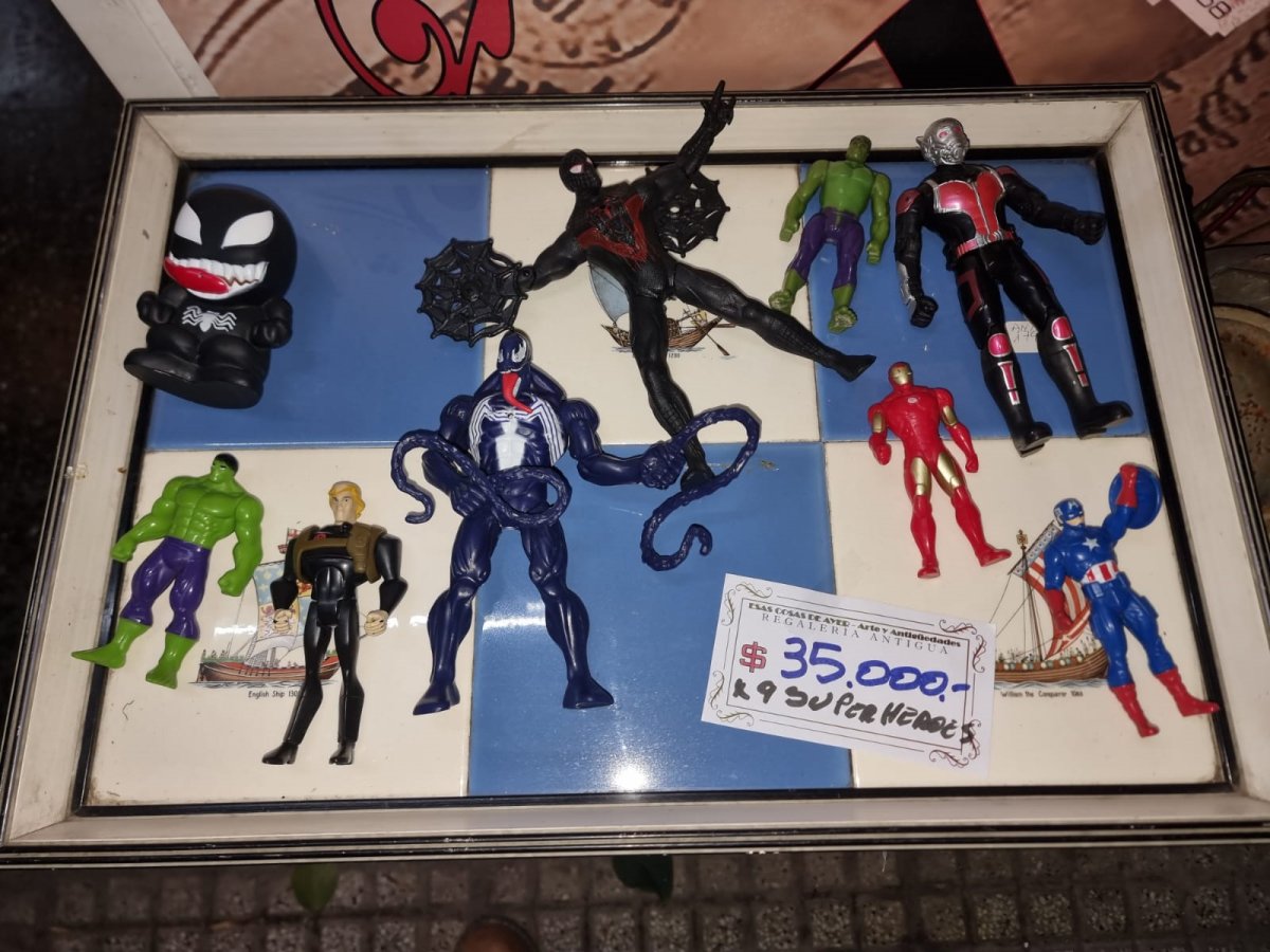 9 Muñecos de superheroes