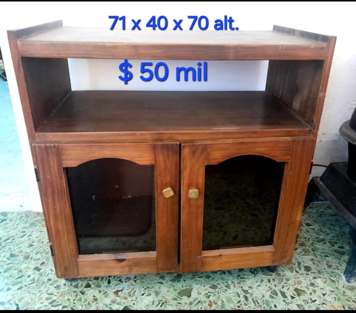 Mesa de madera con rueditas
