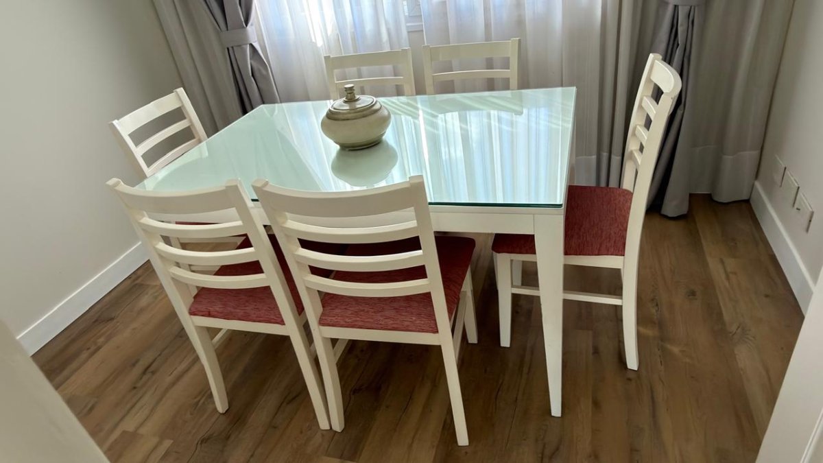 Juego Comedor Laqueado Blanco Macizo 1,40x0,90 + 6 Sillas Tapizadas + Vidrio 10mm Templado - A Medida