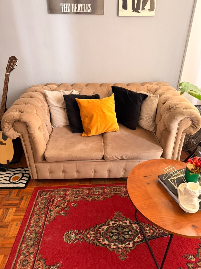 Sillón Chesterfield 2 cuerpos y mesita ratona redonda.