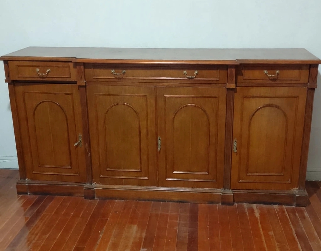 Aparador vajillero de madera de roble