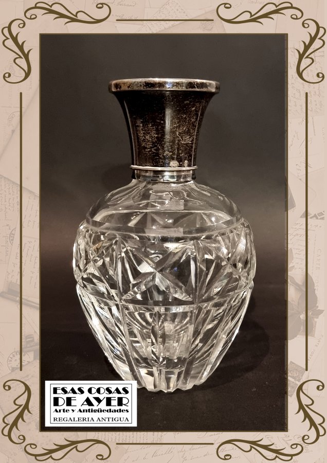 Antiguo perfumero de cristal y tapa de plata