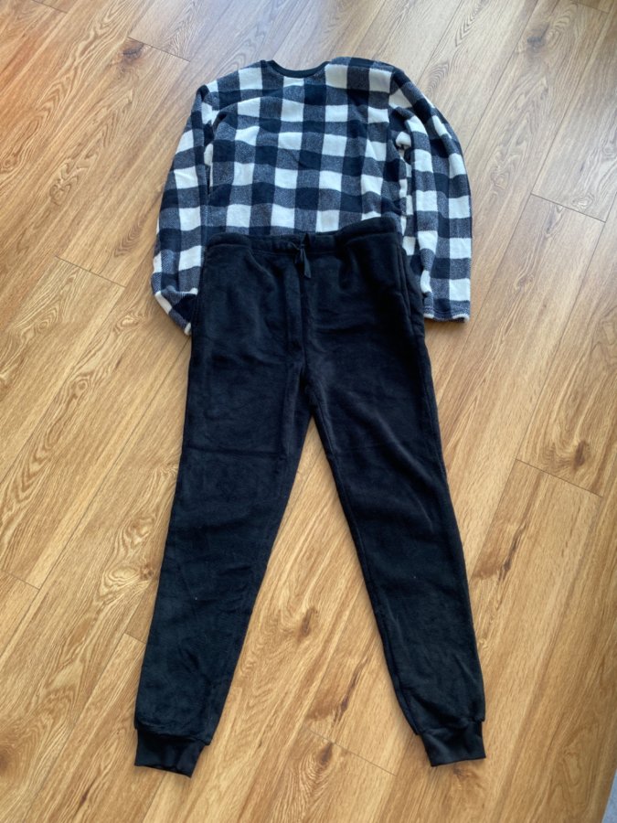 Nuevo Pijama de felpa para hombre. Talle M