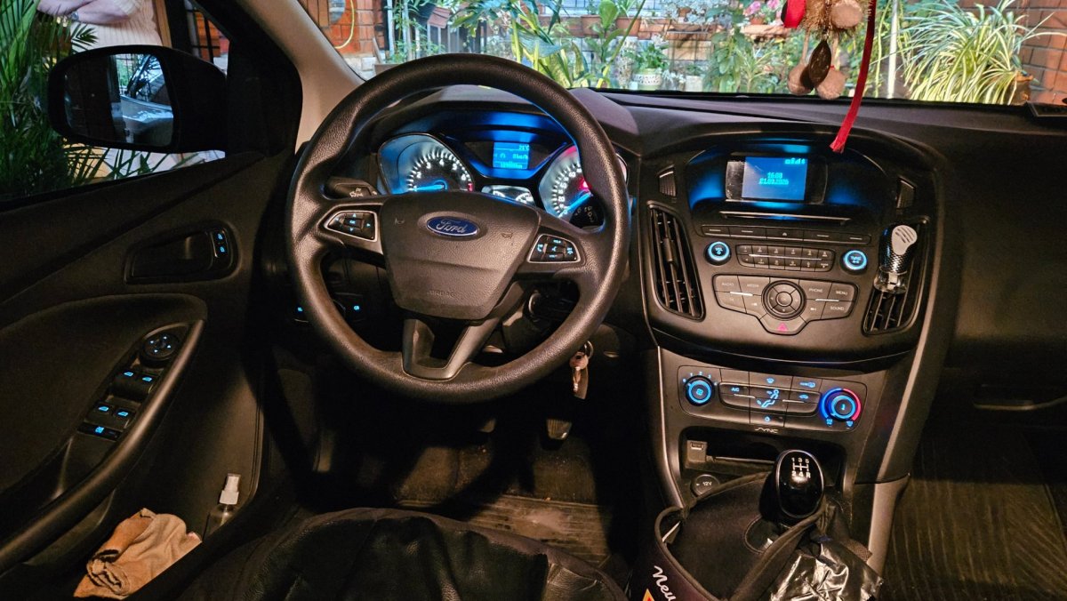 Auto Ford Focus 1.6 full, foto 2 de 3