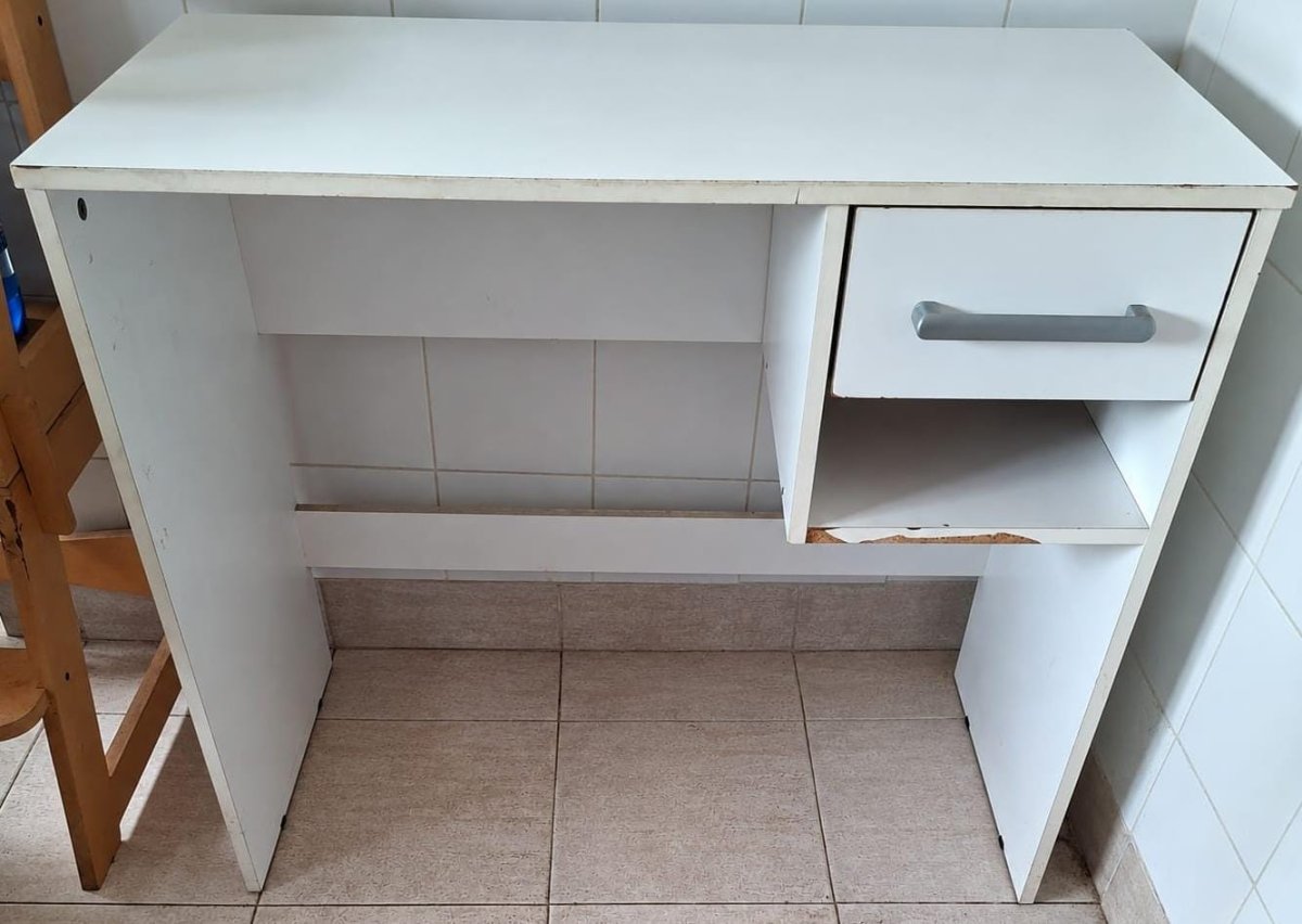 EN VENTA POR MUDANZA - Escritorio de oficina con cajón