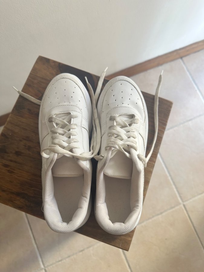Zapatillas blancas usadas