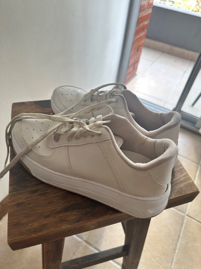 Zapatillas blancas usadas, foto 2 de 3