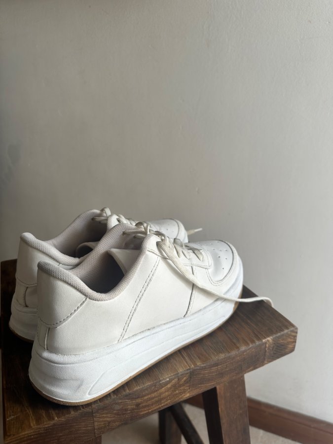 Zapatillas blancas usadas, foto 3 de 3